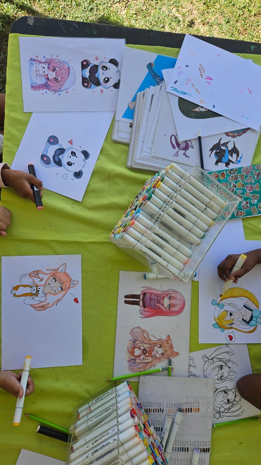 Table d’atelier manga avec dessins, feutres et enfants en pleine séance à Saint-Denis